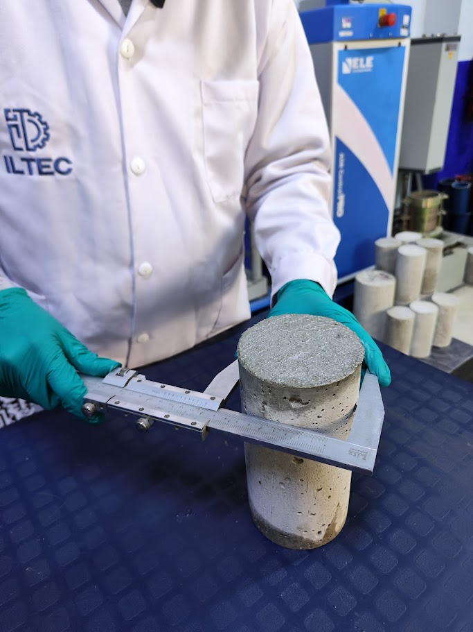 Equipo técnico de ILTEC tamizando agregados con EPP